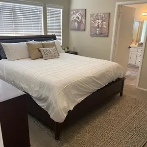 New Beautifully Remodeled In Vegas Holiday home Las Vegas