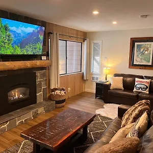Tastefully Remodeled At Mammoth & Racquet Club, Hot Tub, Garage, 10 Min Walk To Lifts Apartment Mammoth Lakes
